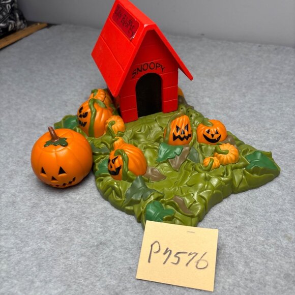 Vintage Peanuts Snoopy Halloween Doghouse Pumpkin Patch Display Figurine 2002 - Picture 13 of 13